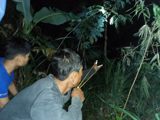 Dù người dân chỉ biết dùng ná cao su truy đuổi nhưng cát tặc vẫn thản nhiên hút cát.