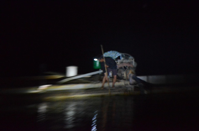 Khi thuyền “no” cát rời đi, vẫn không thấy bóng dáng của lực lượng chức năng có mặt