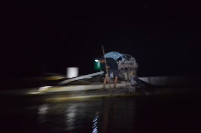 Khi thuyền “no” cát rời đi, vẫn không thấy bóng dáng của lực lượng chức năng có mặt