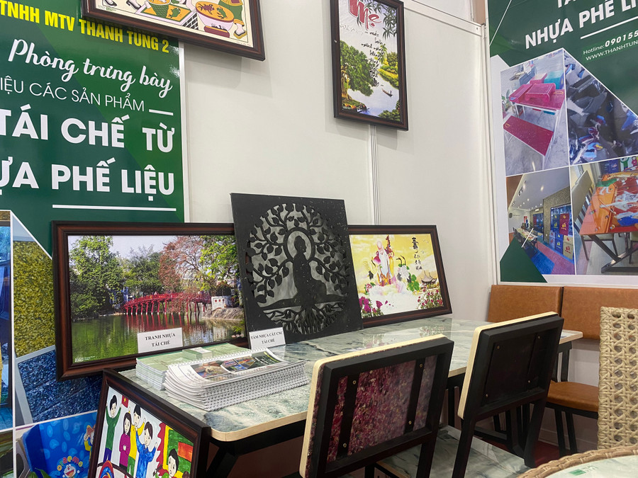 Bộ bàn ghế và các bức tranh được làm từ nhựa phế liệu tái chế. Ảnh: Hoàng Vinh.