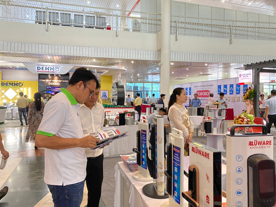 Người dân tham quan các gian hàng tại triển lãm. Ảnh: Hoàng Vinh.