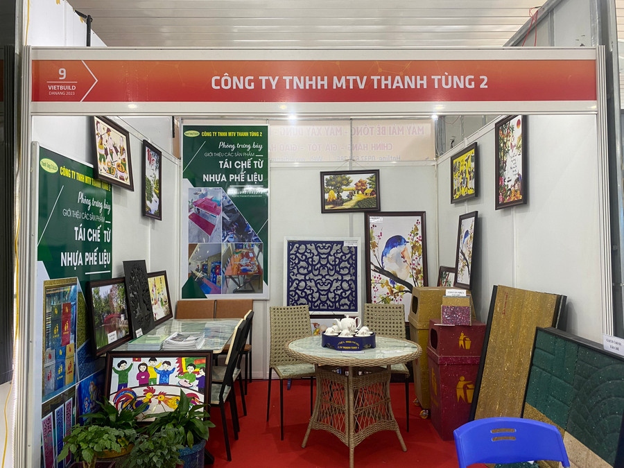 Gian hàng trưng bày các sản phẩm được tái chế từ nhựa phế liệu.