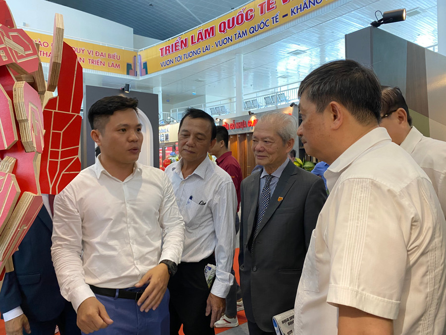 Các vị đại biểu tham quan các gian hàng trưng bày. Ảnh: Hoàng Vinh.