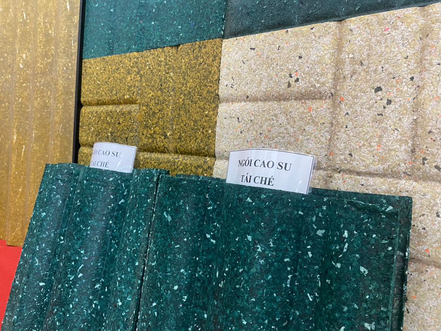 Các viên ngói cao su của gian trưng bày. Ảnh: Hoàng Vinh.
