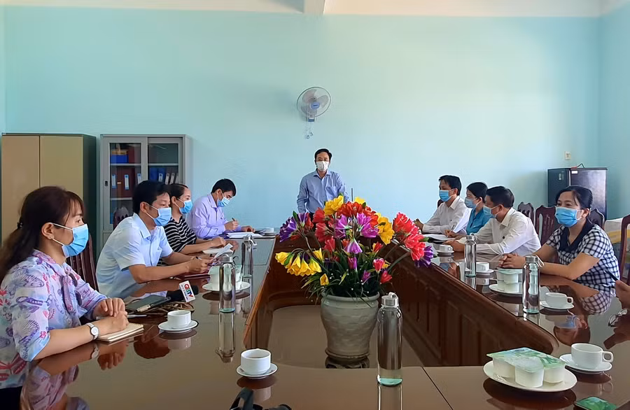 Đoàn làm việc với trường Mầm non Hoa Mai (LệThủy) về công tác phòng chống dịch Covid-19 và triển khai nhiệm vụ trong năm học mới.