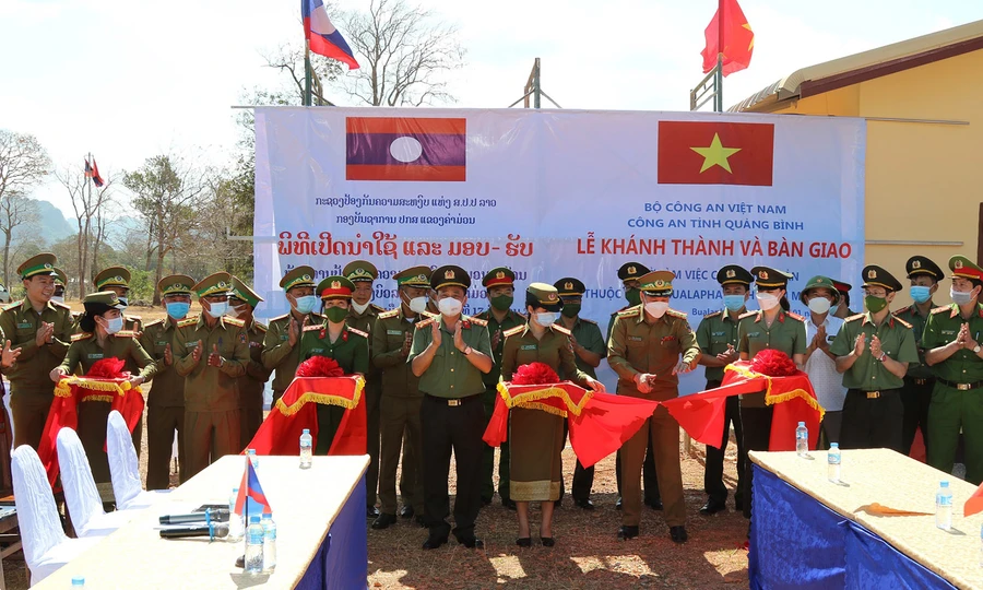 Công an tỉnh Quảng Bình và Công an tỉnh Khăm Muộn (Lào) cắt băng khánh thành tại lễ bàn giao trụ sở làm việc.