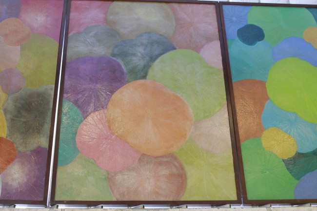 Nhiều vật dụng trở nên mới lạ nhờ sự hiện diện của lá sen.