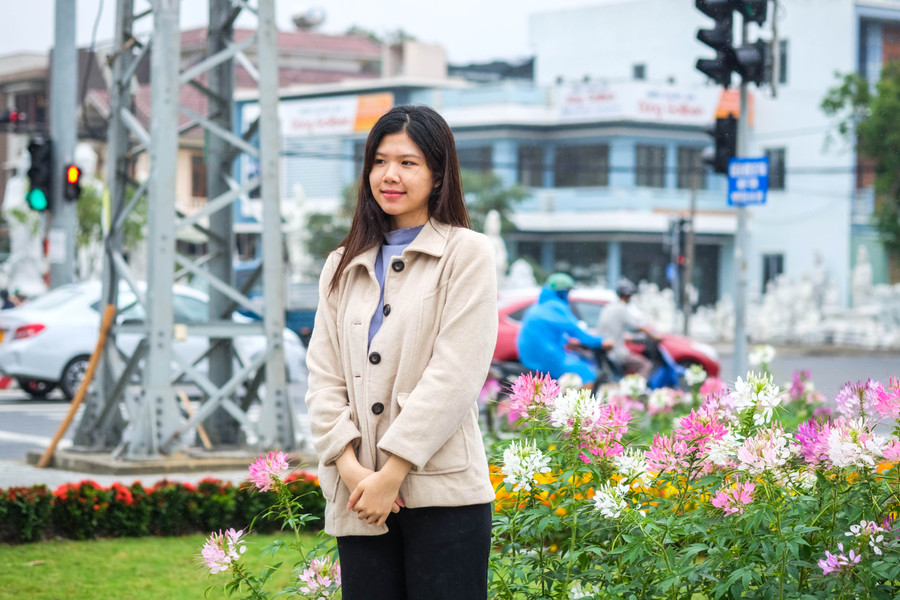 Tạo dáng bên hoa. Ảnh: Hoàng Vinh. Tạo dáng bên hoa. Ảnh: Hoàng Vinh.