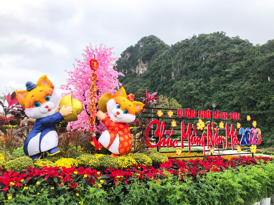 Hoa khoe sắc dưới chân núi Ngũ Hành Sơn, TP Đà Nẵng. Ảnh: Hoàng Vinh. Hoa khoe sắc dưới chân núi Ngũ Hành Sơn, TP Đà Nẵng. Ảnh: Hoàng Vinh.