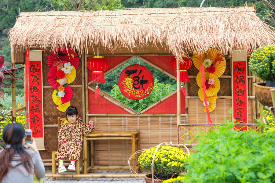 Vườn hoa cũng thu hút rất đông gia đình trẻ, trẻ em... đến tham quan, chụp hình dịp Tết. Ảnh: Hoàng Vinh. Vườn hoa cũng thu hút rất đông gia đình trẻ, trẻ em... đến tham quan, chụp hình dịp Tết. Ảnh: Hoàng Vinh.