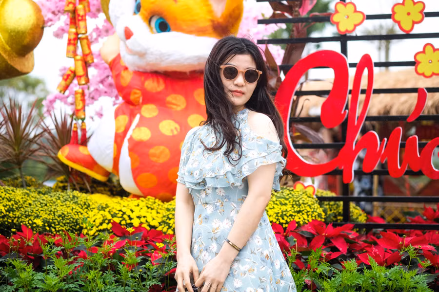 Tạo dáng giữa vườn hoa. Ảnh: Hoàng Vinh. Tạo dáng giữa vườn hoa. Ảnh: Hoàng Vinh.