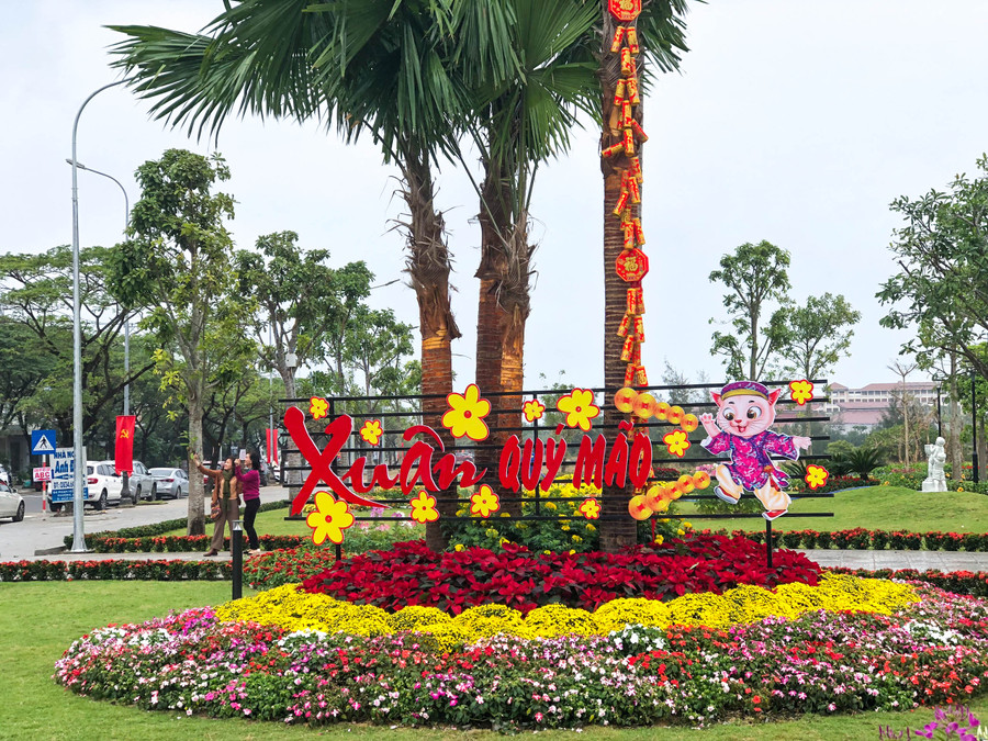 Vườn hoa tọa lạc tại nút giao Lê Văn Hiến – Phạm Hữu Nhật (phường Hòa Hải, quận Ngũ Hành Sơn, TP Đà Nẵng). Ảnh: Hoàng Vinh. Vườn hoa tọa lạc tại nút giao Lê Văn Hiến – Phạm Hữu Nhật (phường Hòa Hải, quận Ngũ Hành Sơn, TP Đà Nẵng). Ảnh: Hoàng Vinh.