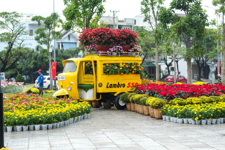 Bên cạnh đó, dịp Tết Nguyên đán Quý Mão, khu vực này cũng được bố trí các tiểu cảnh mang đậm bản sắc Tết truyền thống như mô hình xe lam và xe xích lô chở hoa, mái tranh xưa, đôi câu đối đỏ, cặp bánh chưng - bánh tét… Ảnh: Hoàng Vinh. Bên cạnh đó, dịp Tết Nguyên đán Quý Mão, khu vực này cũng được bố trí các tiểu cảnh mang đậm bản sắc Tết truyền thống như mô hình xe lam và xe xích lô chở hoa, mái tranh xưa, đôi câu đối đỏ, cặp bánh chưng - bánh tét… Ảnh: Hoàng Vinh.