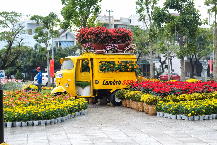 Bên cạnh đó, dịp Tết Nguyên đán Quý Mão, khu vực này cũng được bố trí các tiểu cảnh mang đậm bản sắc Tết truyền thống như mô hình xe lam và xe xích lô chở hoa, mái tranh xưa, đôi câu đối đỏ, cặp bánh chưng - bánh tét… Ảnh: Hoàng Vinh. Bên cạnh đó, dịp Tết Nguyên đán Quý Mão, khu vực này cũng được bố trí các tiểu cảnh mang đậm bản sắc Tết truyền thống như mô hình xe lam và xe xích lô chở hoa, mái tranh xưa, đôi câu đối đỏ, cặp bánh chưng - bánh tét… Ảnh: Hoàng Vinh.