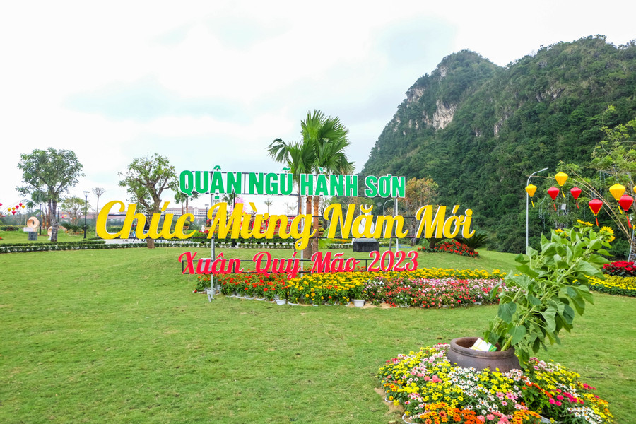 Những ngày này, vườn hoa Xuân dưới chân ngọn Thủy Sơn của danh thắng Ngũ Hành Sơn đã bắt đầu nở rộ, thu hút giới trẻ Đà Nẵng đến vui chơi, lưu lại những khoảnh khắc đẹp trong năm mới. Ảnh: Hoàng Vinh. Những ngày này, vườn hoa Xuân dưới chân ngọn Thủy Sơn của danh thắng Ngũ Hành Sơn đã bắt đầu nở rộ, thu hút giới trẻ Đà Nẵng đến vui chơi, lưu lại những khoảnh khắc đẹp trong năm mới. Ảnh: Hoàng Vinh.