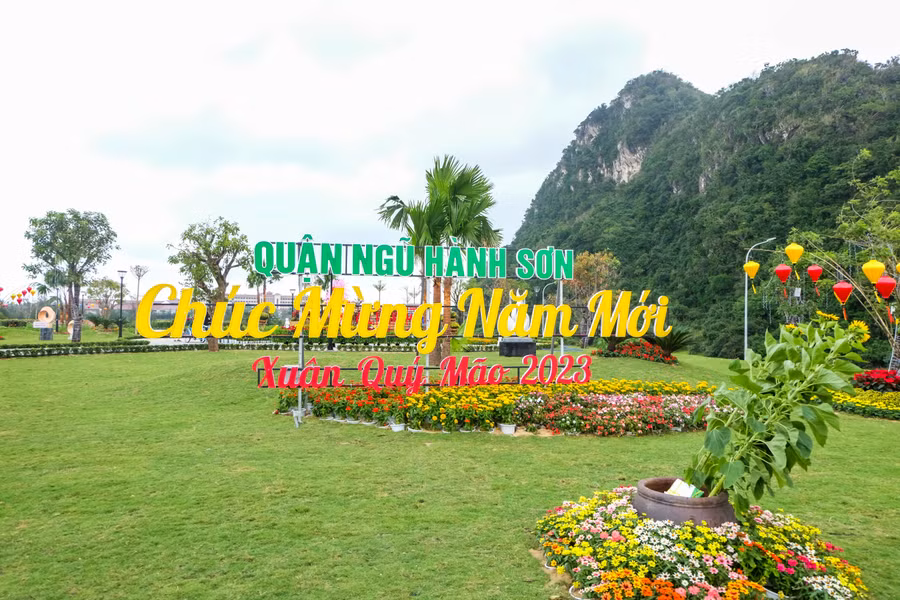 Những ngày này, vườn hoa Xuân dưới chân ngọn Thủy Sơn của danh thắng Ngũ Hành Sơn đã bắt đầu nở rộ, thu hút giới trẻ Đà Nẵng đến vui chơi, lưu lại những khoảnh khắc đẹp trong năm mới. Ảnh: Hoàng Vinh. Những ngày này, vườn hoa Xuân dưới chân ngọn Thủy Sơn của danh thắng Ngũ Hành Sơn đã bắt đầu nở rộ, thu hút giới trẻ Đà Nẵng đến vui chơi, lưu lại những khoảnh khắc đẹp trong năm mới. Ảnh: Hoàng Vinh.