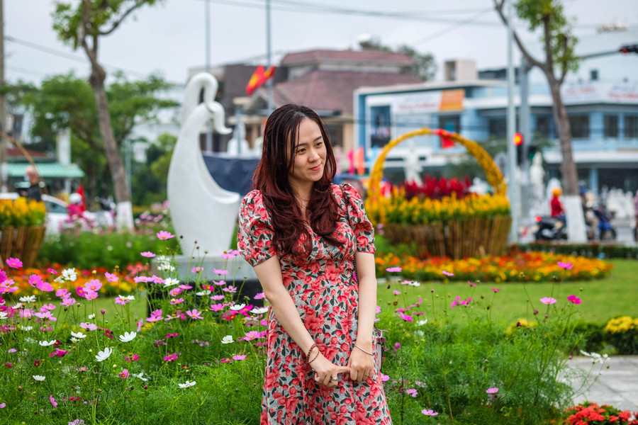 Xúng xính váy áo để check in vườn hoa dưới chân núi Ngũ Hành. Ảnh: Hoàng Vinh. Xúng xính váy áo để check in vườn hoa dưới chân núi Ngũ Hành. Ảnh: Hoàng Vinh.