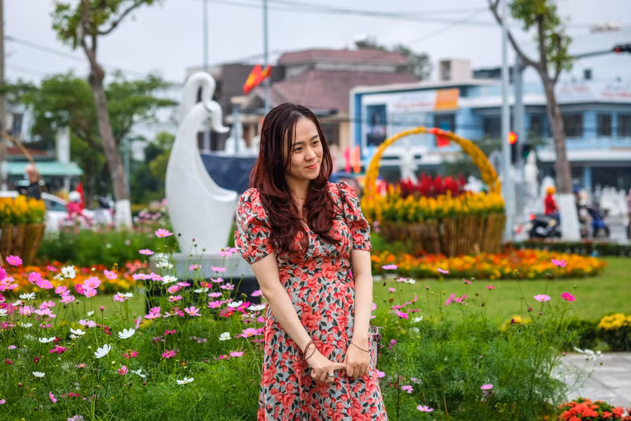 Xúng xính váy áo để check in vườn hoa dưới chân núi Ngũ Hành. Ảnh: Hoàng Vinh. Xúng xính váy áo để check in vườn hoa dưới chân núi Ngũ Hành. Ảnh: Hoàng Vinh.