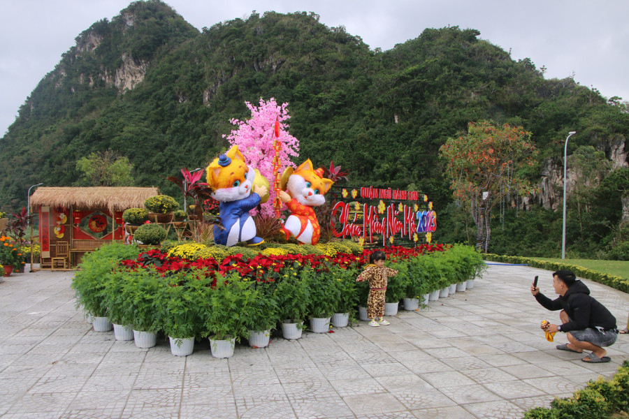 Không gian vườn hoa có vị trí thuận lợi với ngọn Thủy Sơn làm hậu cảnh, tiếp giáp Làng đá mỹ nghệ truyền thống Non Nước và danh thắng Ngũ Hành Sơn, nằm dọc tuyến đường Lê Văn Hiến nối Đà Nẵng và Hội An - Quảng Nam. Ảnh: Hoàng Vinh. Không gian vườn hoa có vị trí thuận lợi với ngọn Thủy Sơn làm hậu cảnh, tiếp giáp Làng đá mỹ nghệ truyền thống Non Nước và danh thắng Ngũ Hành Sơn, nằm dọc tuyến đường Lê Văn Hiến nối Đà Nẵng và Hội An - Quảng Nam. Ảnh: Hoàng Vinh.