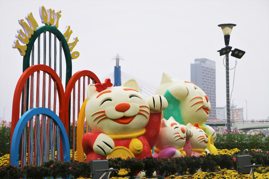 Tại các cụm trang trí, linh vật mèo được làm với nhiều màu sắc khác nhau tạo sự thích thú cho người dân và du khách. Ảnh: Hoàng Vinh. Tại các cụm trang trí, linh vật mèo được làm với nhiều màu sắc khác nhau tạo sự thích thú cho người dân và du khách. Ảnh: Hoàng Vinh.