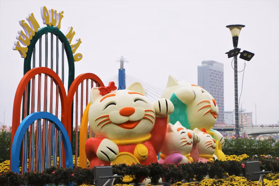 Tại các cụm trang trí, linh vật mèo được làm với nhiều màu sắc khác nhau tạo sự thích thú cho người dân và du khách. Ảnh: Hoàng Vinh.