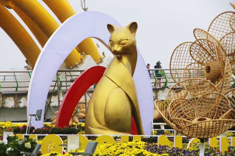 Linh vật mèo được trang trí tại đường hoa Xuân phía chân cầu Rồng. Ảnh: Hoàng Vinh. Linh vật mèo được trang trí tại đường hoa Xuân phía chân cầu Rồng. Ảnh: Hoàng Vinh.