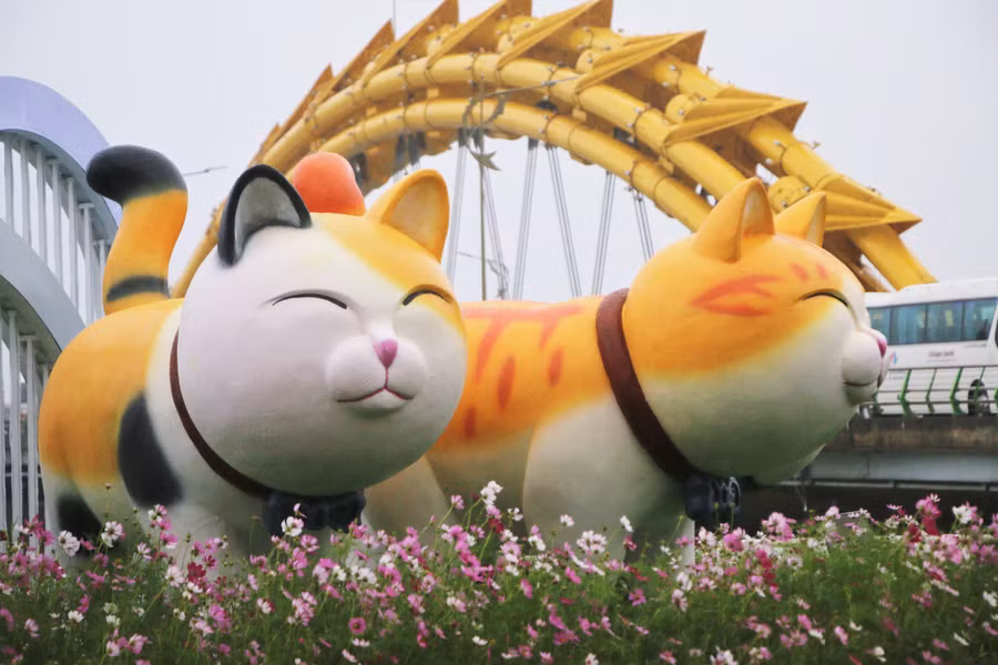 Bằng những biến tấu thú vị, Đà Nẵng đưa đến người dân và du khách những hình ảnh về những chú mèo có nhiều sắc thái từ nghiêm nghị, đến mũm mĩm dễ thương... Ảnh: Hoàng Vinh.