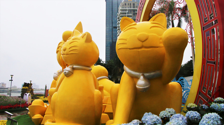 Linh vật mèo ở Đà Nẵng thu hút sự chú ý của người dân và du khách nhất vẫn là các cụm hoa được trang trí dọc đường Bạch Đằng ven sông Hàn. Ảnh: Hoàng Vinh. Linh vật mèo ở Đà Nẵng thu hút sự chú ý của người dân và du khách nhất vẫn là các cụm hoa được trang trí dọc đường Bạch Đằng ven sông Hàn. Ảnh: Hoàng Vinh.