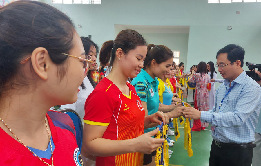 Ông Đặng Ngọc Tuấn, Giám đốc Sở GD&ĐT Quảng Bình trao cờ lưu niệm cho đại diện các đội tham dự giải đấu. Ông Đặng Ngọc Tuấn, Giám đốc Sở GD&ĐT Quảng Bình trao cờ lưu niệm cho đại diện các đội tham dự giải đấu.