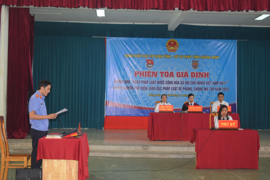 Hội đồng xét xử và Viện kiểm sát, Thư ký phiên toà tại phiên toà giả định. Hội đồng xét xử và Viện kiểm sát, Thư ký phiên toà tại phiên toà giả định.