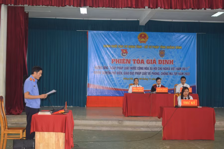 Hội đồng xét xử và Viện kiểm sát, Thư ký phiên toà tại phiên toà giả định.