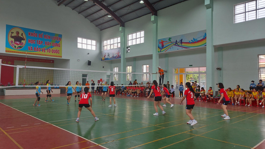 Giải đấu bóng chuyền nam, nữ, công chức, viên chức ngành GD&ĐT Quảng Bình năm 2022 quy tụ 40 đội bóng tranh tài. Giải đấu bóng chuyền nam, nữ, công chức, viên chức ngành GD&ĐT Quảng Bình năm 2022 quy tụ 40 đội bóng tranh tài.