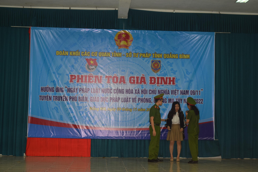 Tình huống giả định, Nguyễn Thị Hoa bị cơ quan chức năng bắt quả tang khi đang có hành vi tàng trữ trái phép chất ma túy. Tình huống giả định, Nguyễn Thị Hoa bị cơ quan chức năng bắt quả tang khi đang có hành vi tàng trữ trái phép chất ma túy.