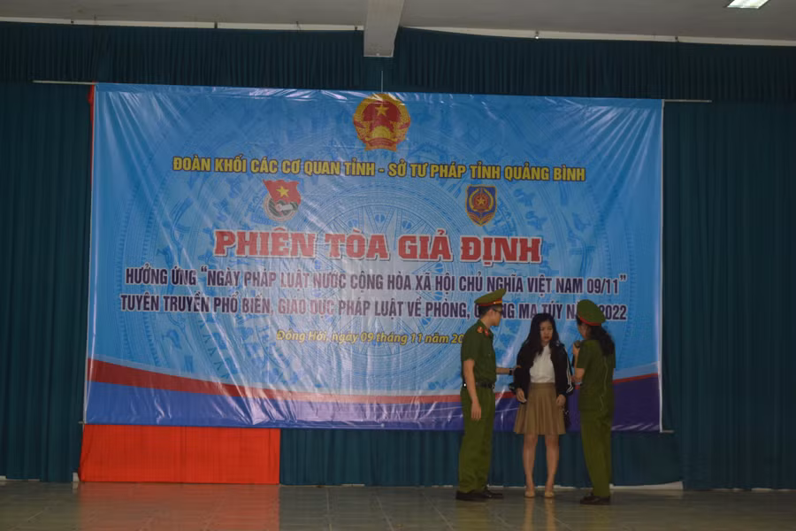 Tình huống giả định, Nguyễn Thị Hoa bị cơ quan chức năng bắt quả tang khi đang có hành vi tàng trữ trái phép chất ma túy.