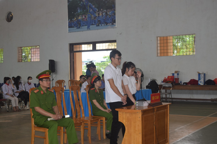 Hai bị cáo Lưu Thái Tùng và Nguyễn Thị Hoa tại phiên toà. Hai bị cáo Lưu Thái Tùng và Nguyễn Thị Hoa tại phiên toà.