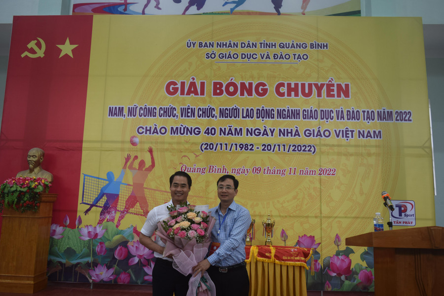 Ông Đặng Ngọc Tuấn, Giám đốc Sở GD&ĐT Quảng Bình tặng hoa cho nhà tài trợ giải đấu - Công ty TNHH Thương mại, Xây dựng Tấn Phát Sports. Ông Đặng Ngọc Tuấn, Giám đốc Sở GD&ĐT Quảng Bình tặng hoa cho nhà tài trợ giải đấu - Công ty TNHH Thương mại, Xây dựng Tấn Phát Sports.