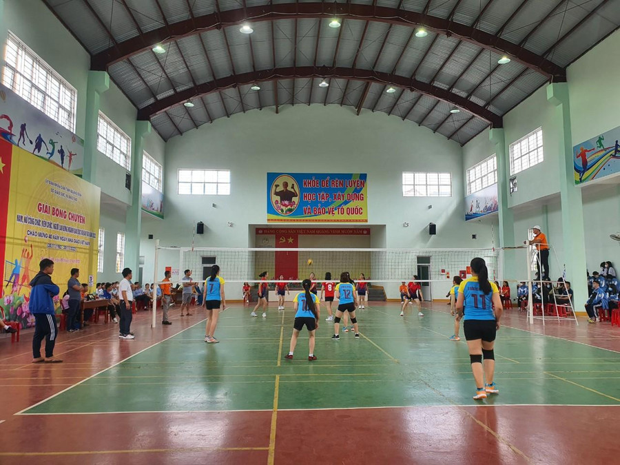 Giải đấu cũng là dịp để các thầy cô giáo giao lưu học hỏi, thắt chặt tình đoàn kết để cùng nhau hoàn thành thắng lợi nhiệm vụ năm học 2022-2023. Giải đấu cũng là dịp để các thầy cô giáo giao lưu học hỏi, thắt chặt tình đoàn kết để cùng nhau hoàn thành thắng lợi nhiệm vụ năm học 2022-2023.
