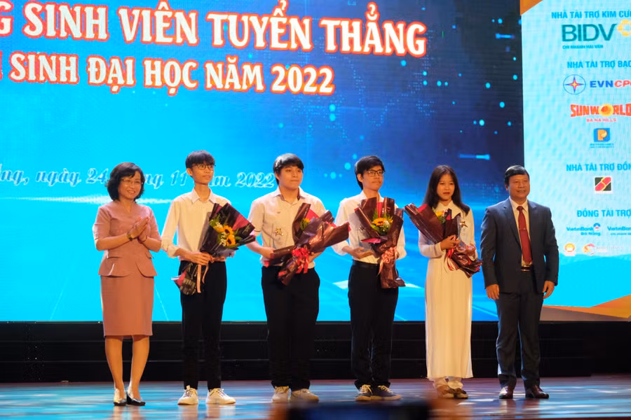 Bà Ngô Thị Kim Yến (bìa trái) - Phó Chủ tịch UBND TP. Đà Nẵng và PGS.TS Lê Quang Sơn - Phó Giám đốc Đại học Đà Nẵng tuyên dương 4 sinh viên tuyển thẳng.