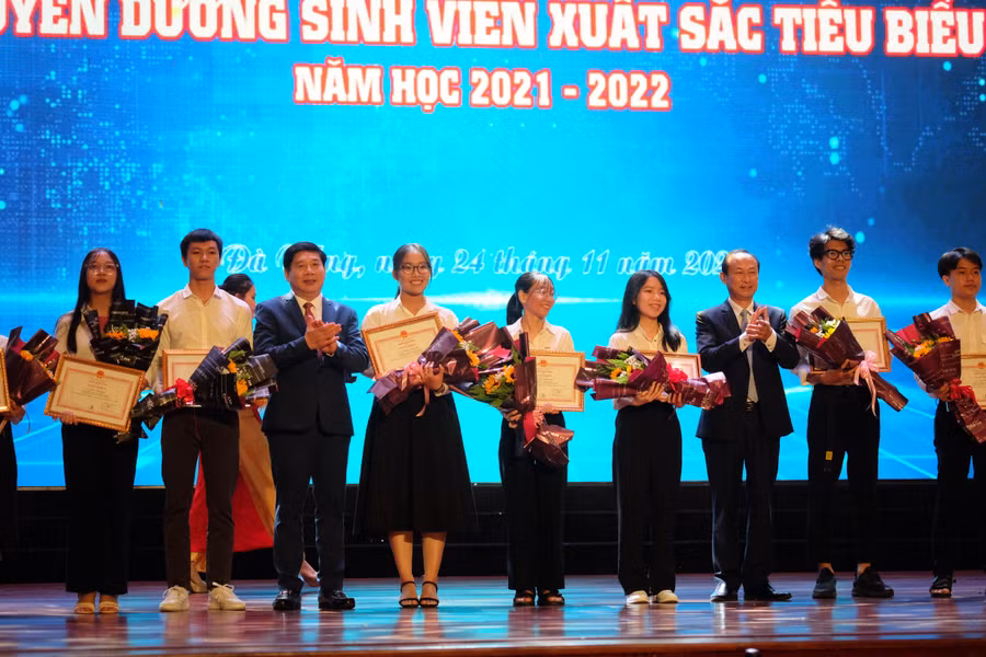 Tuyên dương sinh viên xuất sắc tiêu biểu.