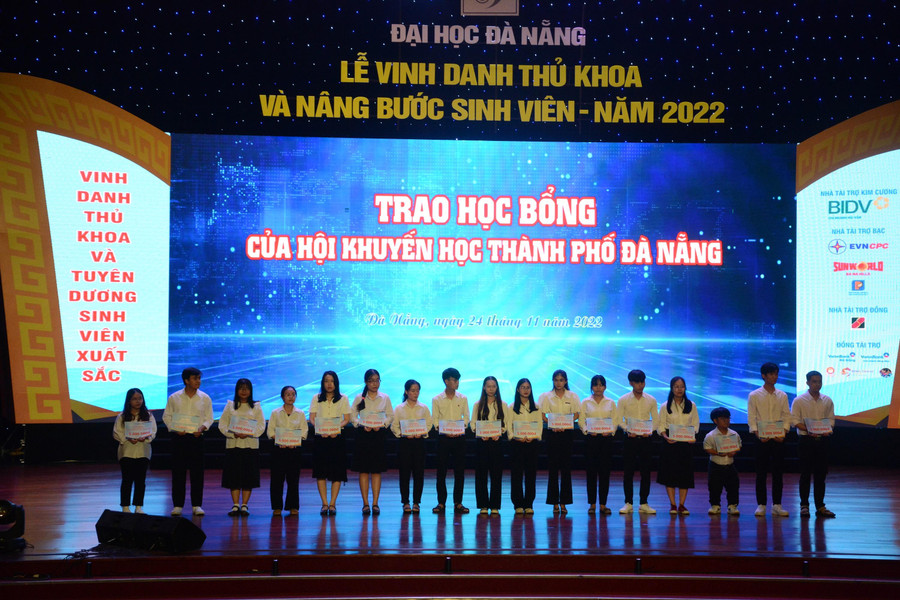 Trao học bổng cho các sinh viên có hoàn cảnh khó khăn. Trao học bổng cho các sinh viên có hoàn cảnh khó khăn.