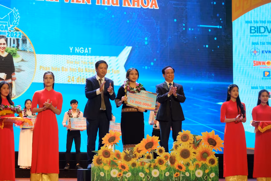 Ông Lương Nguyễn Minh Triết (mặc vest, đứng bên trái)- Phó Bí thư Thường trực Thành ủy, Chủ tịch HĐND TP. Đà Nẵng và PGS.TS Nguyễn Ngọc Vũ (mặc vest, đứng bên phải)- Giám đốc Đại học Đà Nẵng, vinh danh các thủ khoa. 