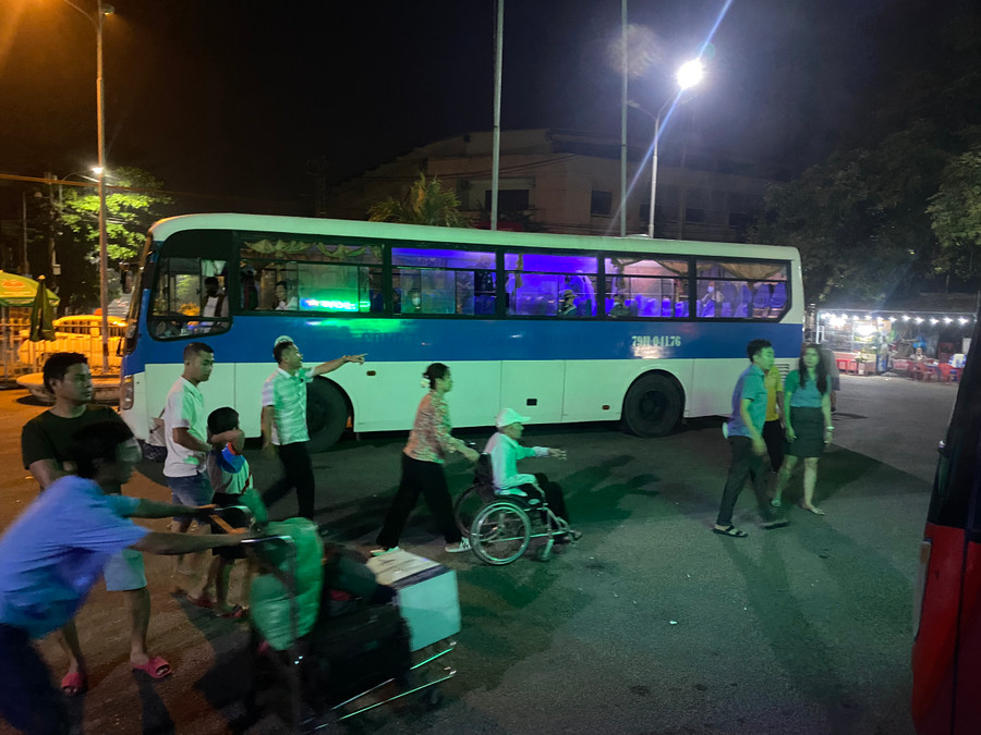 Nhân viên đường sắt hỗ trợ hành khách di chuyển đồ đạc lên xe ô tô. Nhân viên đường sắt hỗ trợ hành khách di chuyển đồ đạc lên xe ô tô.