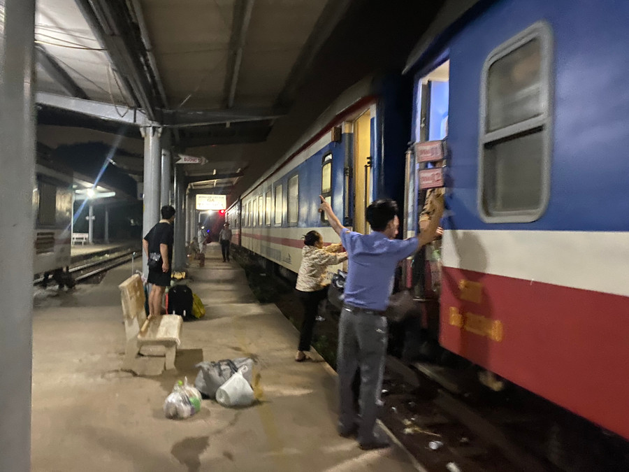 Rạng sáng 14/4, điểm sạt lở hầm Bãi Gió vẫn chưa được khắc phục. Hành khách tàu SE1 phải đợi gần 3 giờ để di chuyển từ ga Tuy Hoà (Phú Yên) đến ga Giã (Khánh Hoà). Rạng sáng 14/4, điểm sạt lở hầm Bãi Gió vẫn chưa được khắc phục. Hành khách tàu SE1 phải đợi gần 3 giờ để di chuyển từ ga Tuy Hoà (Phú Yên) đến ga Giã (Khánh Hoà).