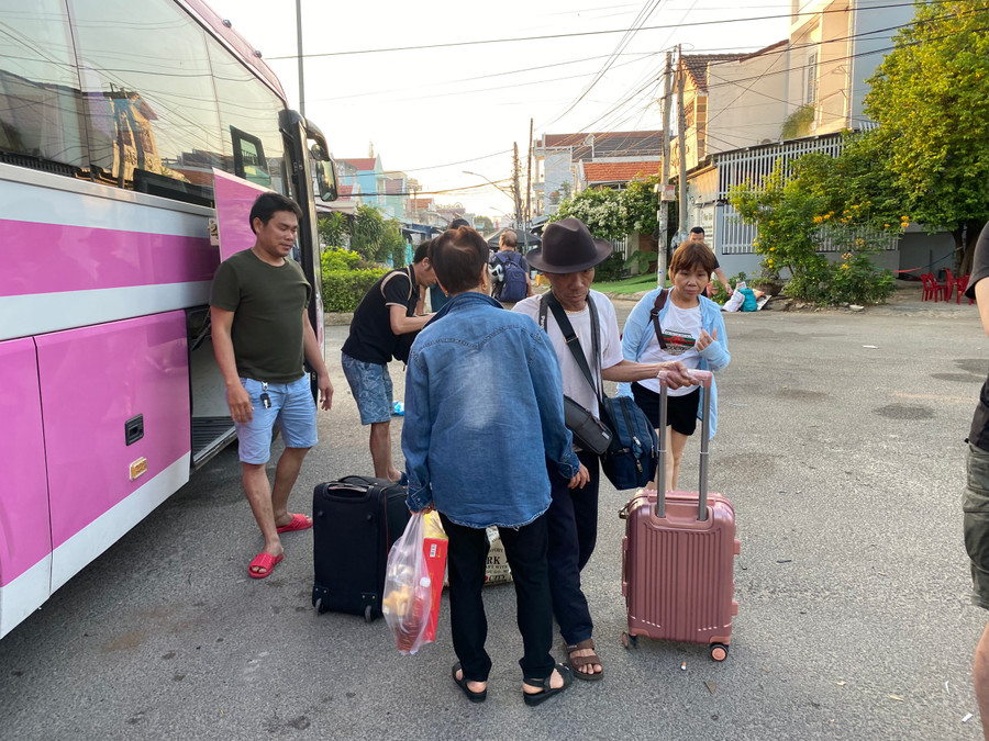 6h15 sáng 14/4, hành khách trên chuyến tàu SE11 mới được xe khách trung chuyển tới ga Giã để lên tàu tiếp tục hành trình. 6h15 sáng 14/4, hành khách trên chuyến tàu SE11 mới được xe khách trung chuyển tới ga Giã để lên tàu tiếp tục hành trình.