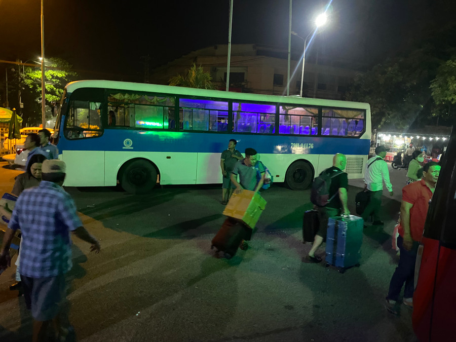 Xe khách được điều tới ga Tuy Hoà trung chuyển hành khách đến ga Giã. Xe khách được điều tới ga Tuy Hoà trung chuyển hành khách đến ga Giã.