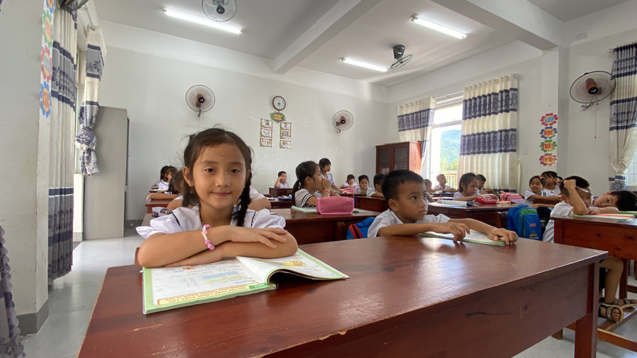 Học sinh vui vẻ, hào hứng ở ngôi trường mới. Ảnh: Hoàng Vinh.