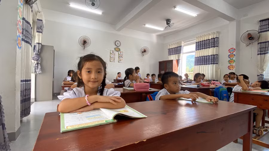 Học sinh vui vẻ, hào hứng ở ngôi trường mới. Ảnh: Hoàng Vinh.