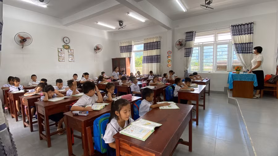 Lớp 2/2 giờ đây đã đầy đủ học sinh trở lại. Ảnh: Hoàng Vinh.