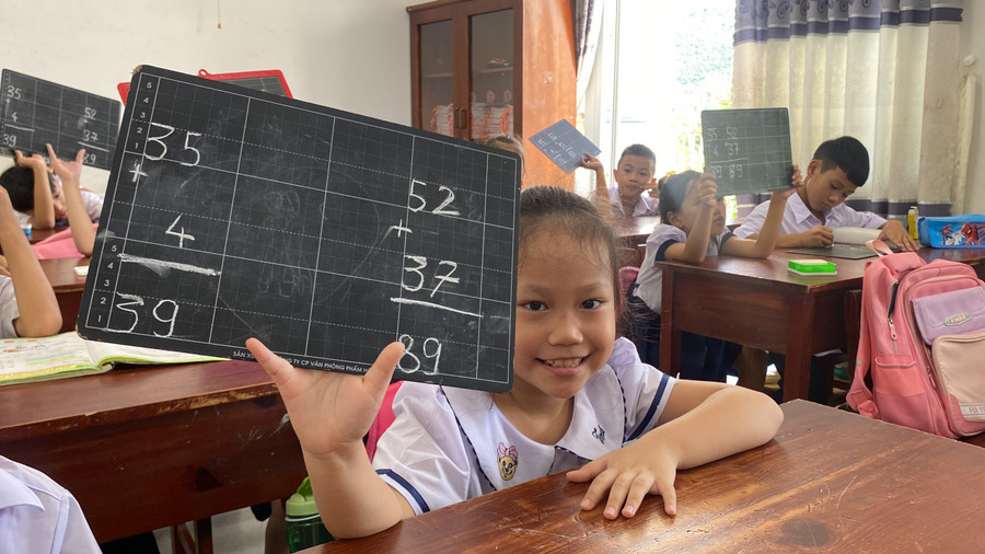 Các em học sinh lớp 2/2 Trường tiểu học Hòa Bắc trong tiết học Toán vào sáng 18/9. Ảnh: Hoàng Vinh.