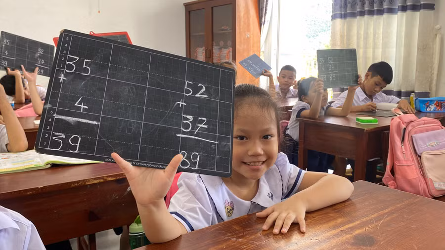 Các em học sinh lớp 2/2 Trường tiểu học Hòa Bắc trong tiết học Toán vào sáng 18/9. Ảnh: Hoàng Vinh.
